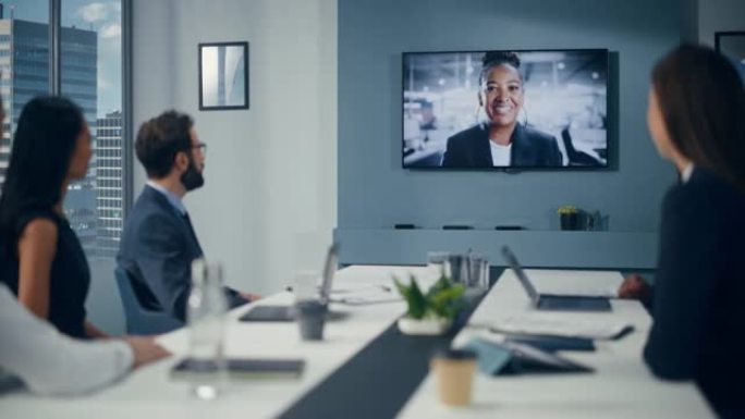 办公室会议室的视频电话会议: 黑人女性执行董事与企业家，经理和投资者小组进行对话。商务人士探讨电子商