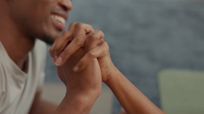 黑人夫妇，双手和微笑的亲吻在家里建立幸福的爱情关系。非洲男人亲吻女人的特写镜头在快乐的幸福中微笑，支