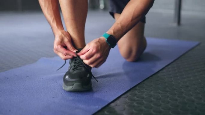 健身，男人和鞋带，用于运动训练，锻炼或在室内健身房的垫子上锻炼。运动跑步，有氧运动或运动的积极男性系
