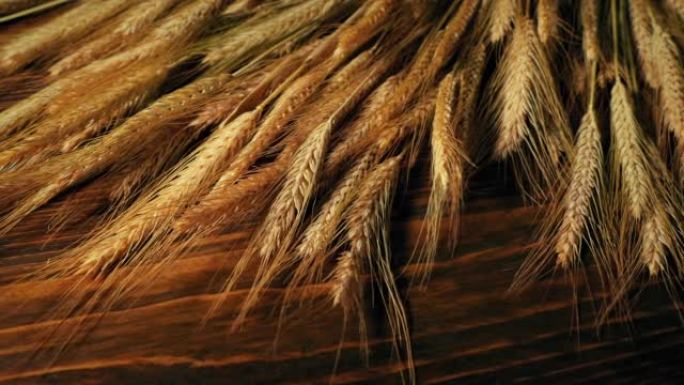 木桌上的小麦作物收获时间