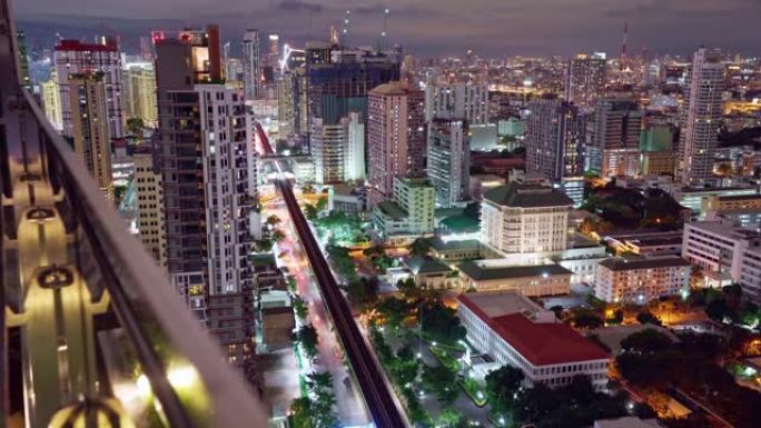 4K UHD多莉延时超延时: 泰国曼谷曼谷市中心摩天大楼的天际线，有汽车和空中列车的光路。现代城市景