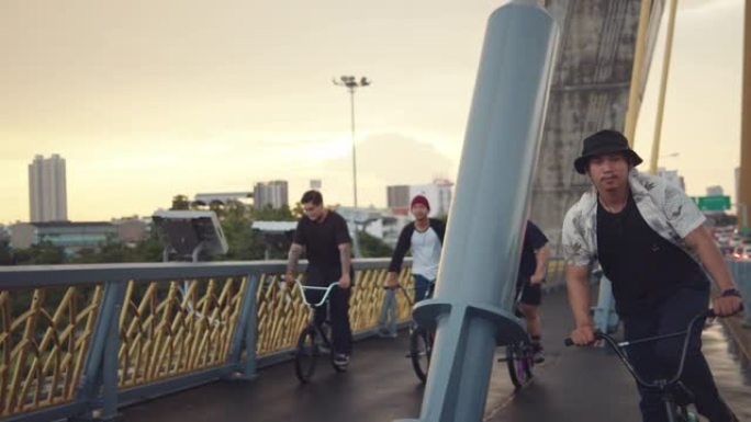 一群朋友在城市里一起骑车。