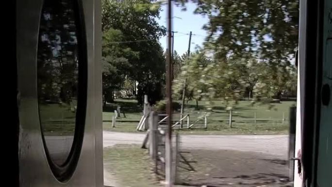 移动中的火车，从阿根廷布宜诺斯艾利斯省的移动火车上查看景观。