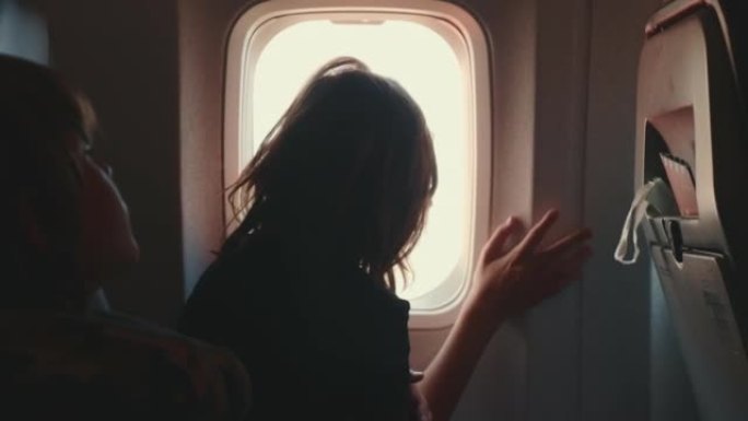 快乐的十几岁的乘客女孩在飞行起飞期间喜欢从飞机窗户座位上看出来的特写镜头。