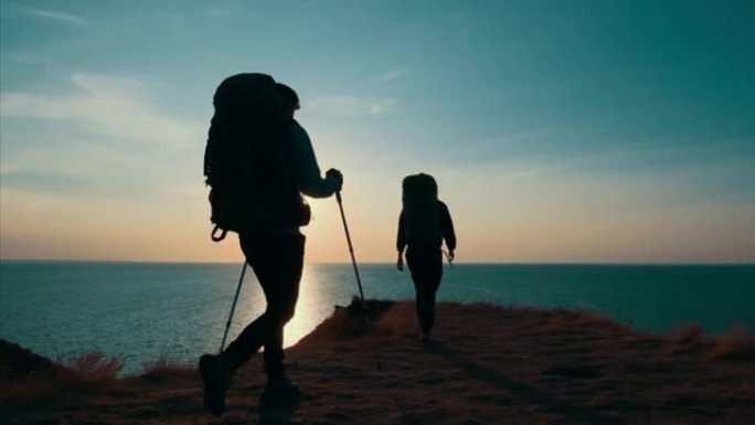 背着背包的男人和女人在海边旅行。慢动作