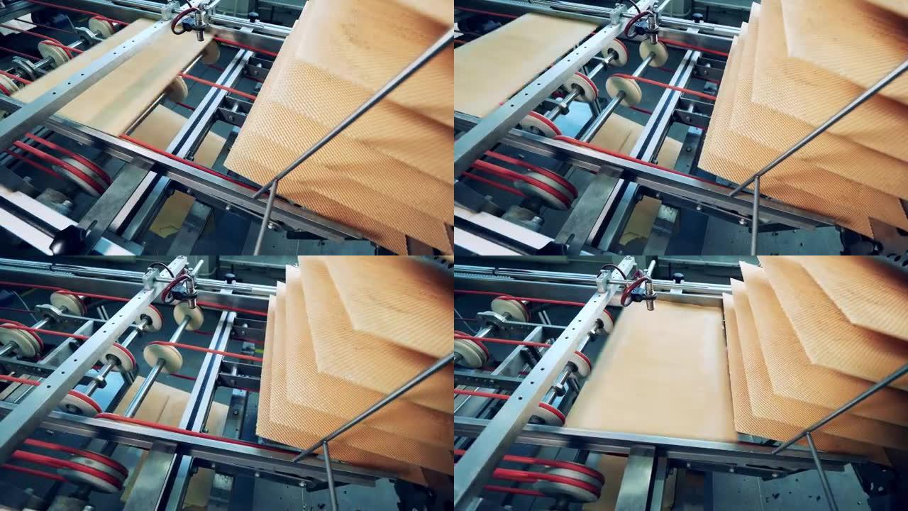 华夫饼干板被工厂机械抬起