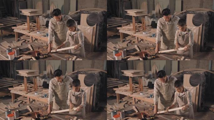 男孩和父亲一起学习木工