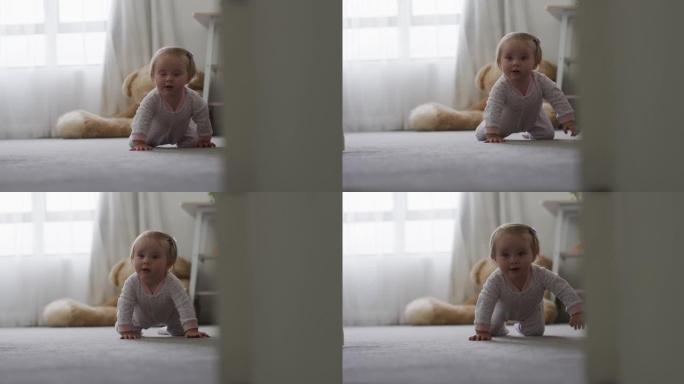 高加索婴儿在家里的地板上爬行