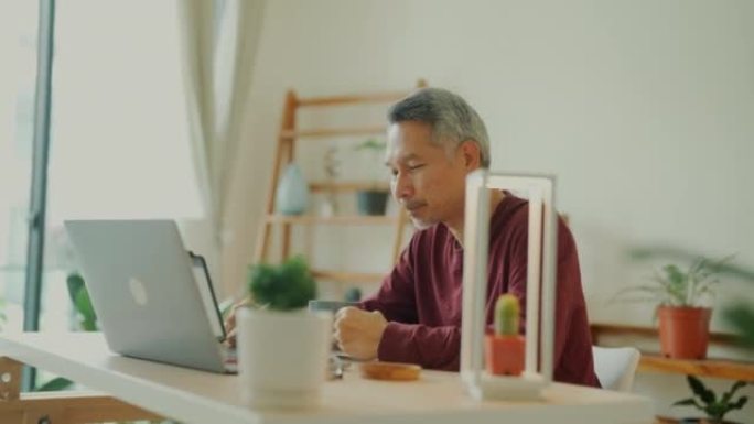 资深亚洲男子在家在线学习。