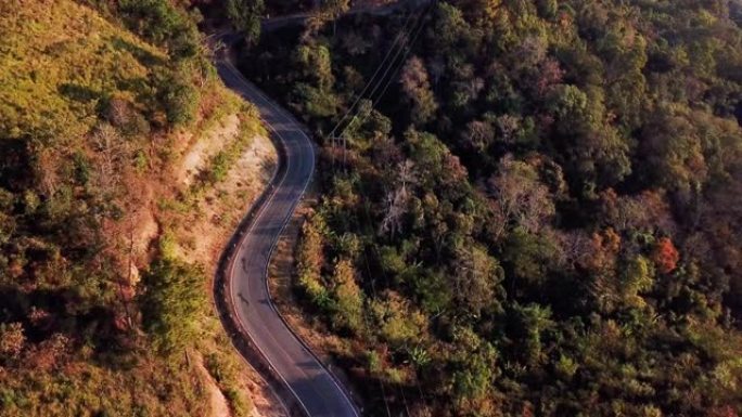 山和绿色森林上的道路鸟瞰图，旅行和汽车概念