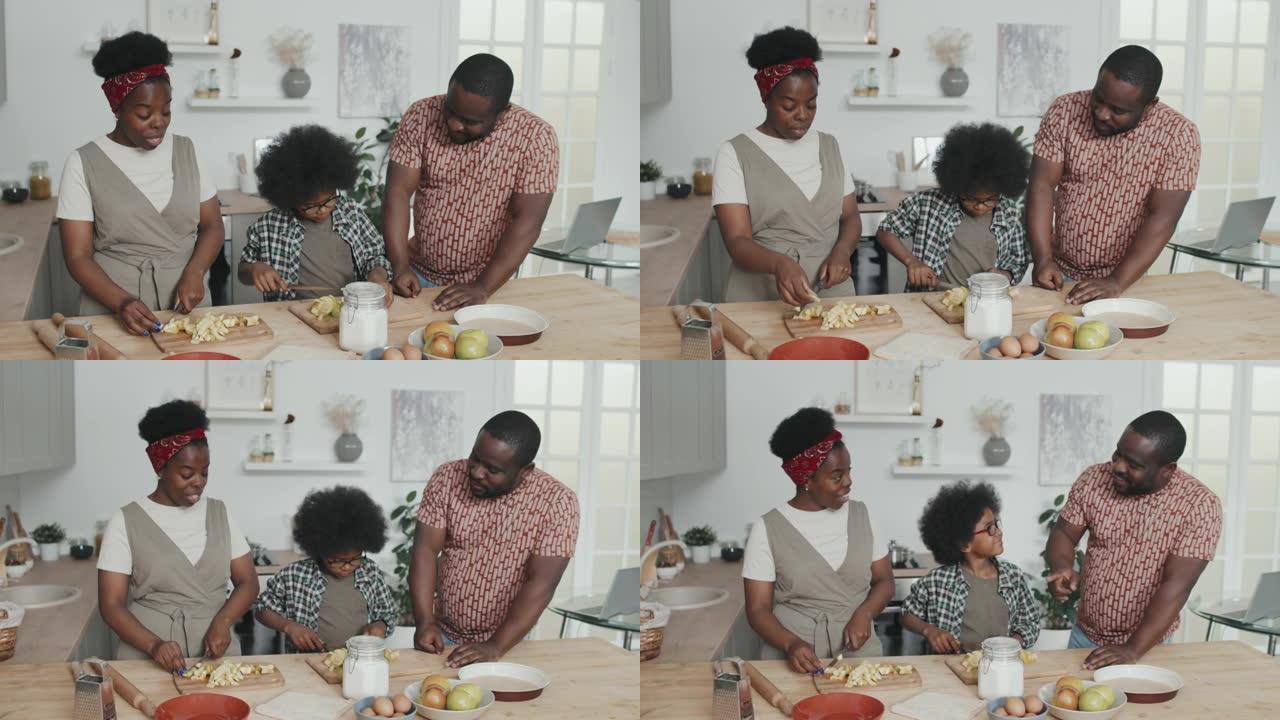 非裔美国人家庭在家一起做饭
