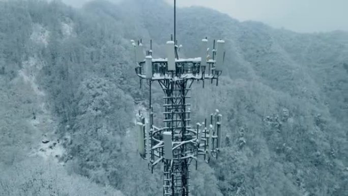 鸟瞰图电信塔雪林雪景电信塔冬天雾凇