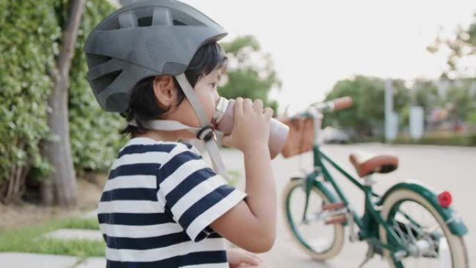 男孩骑自行车。孩子骑车休闲娱乐