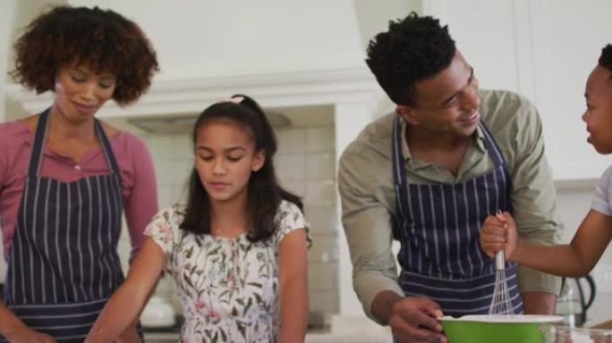 非裔美国人家庭在家里的厨房里一起烘烤