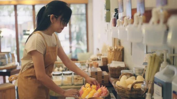 年轻的首席执行官管理商店库存