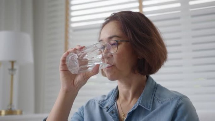 维生素每日服用为亚洲高级成熟女性增强免疫力。