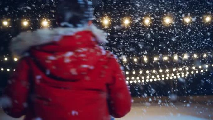 浪漫的冬天下雪的夜晚: 滑冰夫妇在溜冰场上玩得开心。双人滑冰男孩和女友恋爱，跳舞，旋转拥抱，职业花样