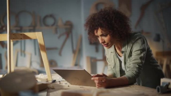 一个多民族阿拉伯木匠在笔记本电脑上进行视频通话的肖像。黑人创意女性与才华横溢的团队合作开展在线项目。