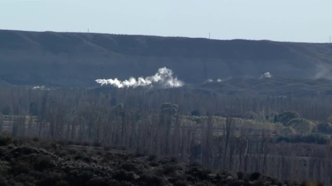 远处工业烟囱的烟雾和空气污染，位于阿根廷丘布特的盖曼。