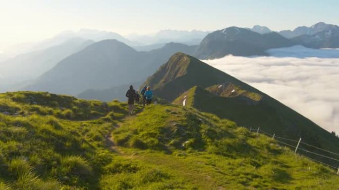 SLO MO一群徒步旅行者在山脊上行走