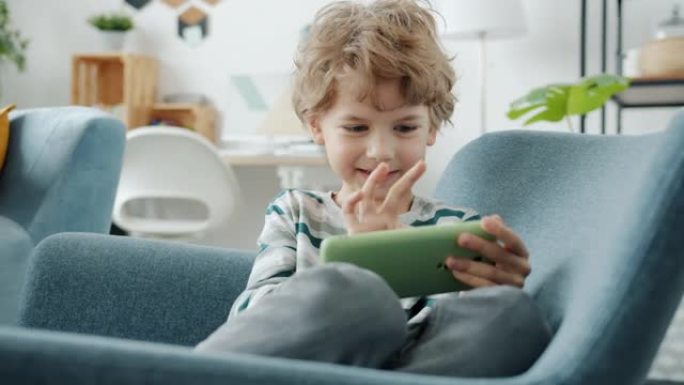 儿童在家室内用智能手机触摸屏玩手机游戏