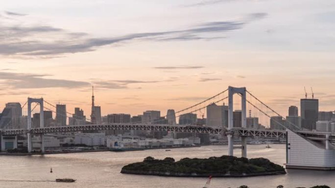 4K UHD日夜延时放大: 彩虹桥鸟瞰图，东京塔和日本东京市中心城市景观。