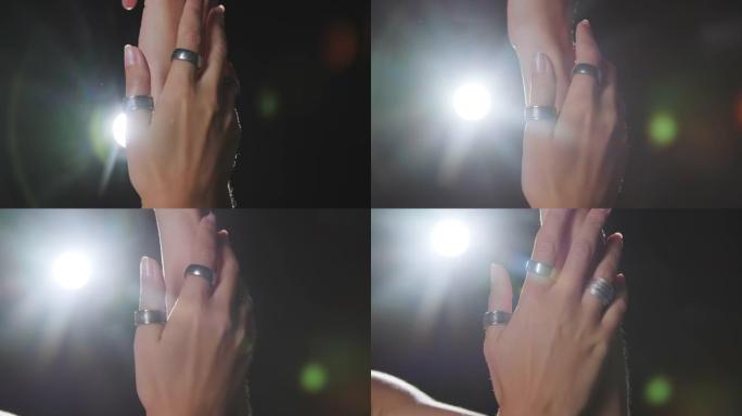 女性手造型戒指逆光女性手掌