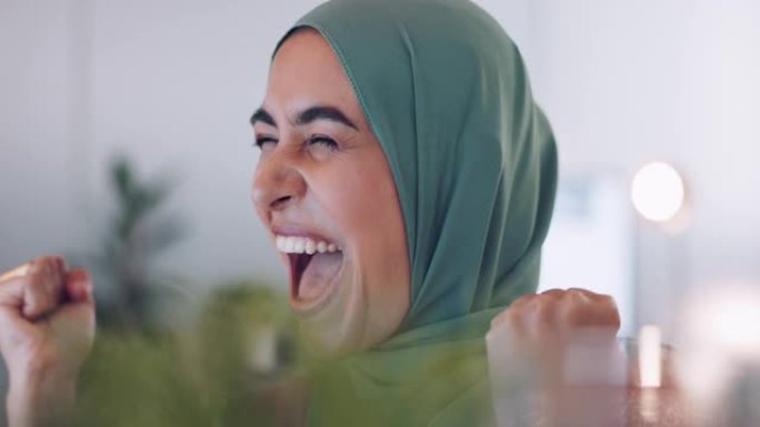 穆斯林企业妇女，庆祝活动和计算机在办公室充满兴奋的微笑，双手为成功而高兴。伊斯兰专业人士，个人电脑，
