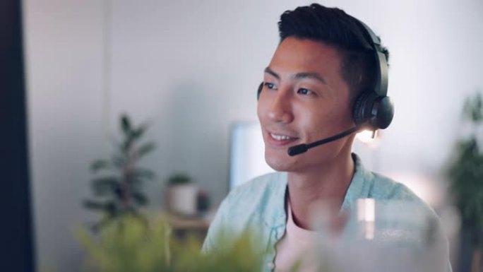 呼叫中心，客户服务和亚洲男子电话销售顾问进行在线咨询。办公室、耳机和男性电子商务销售代表在工作场所提