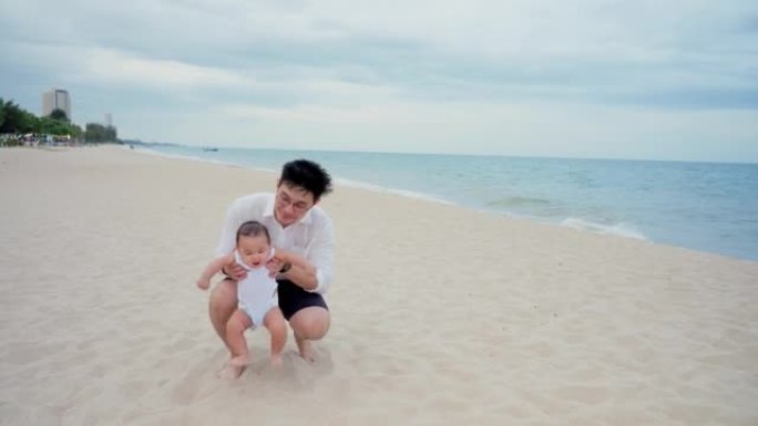 父亲鼓励可爱的男婴迈出第一步，在旅行时在海滩上散步。为人父母，父亲的概念
