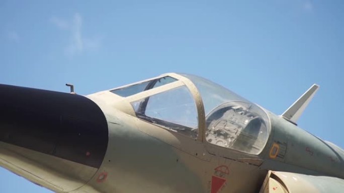 幻影5马拉喷气式战斗机展出，阿根廷圣克鲁斯省省会里约加列戈斯的阿根廷空军飞行员纪念馆的景色。