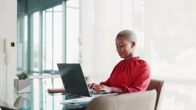 办公室，商业和黑人妇女在笔记本电脑上打字工作项目，文件和商业提案。网络，生产力和员工写电子邮件，报告