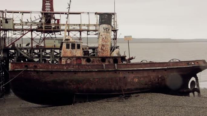 古老而生锈的拖船在阿根廷圣克鲁斯省里奥加勒戈斯市前的El Turbio码头搁浅。