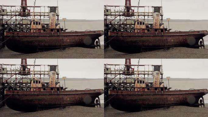 古老而生锈的拖船在阿根廷圣克鲁斯省里奥加勒戈斯市前的El Turbio码头搁浅。