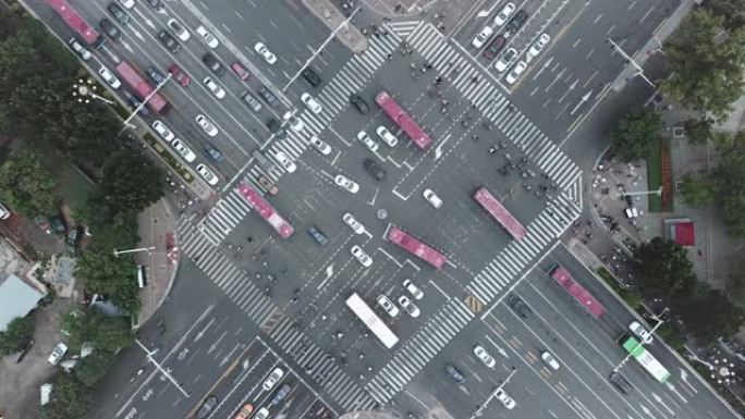 行人在拥挤的交通中行走的无人机视图