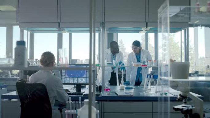 医学实验室与不同的专业研究科学家团队交谈，与显微镜，计算机，微型移液器合作。开发药物，使用高科技设备