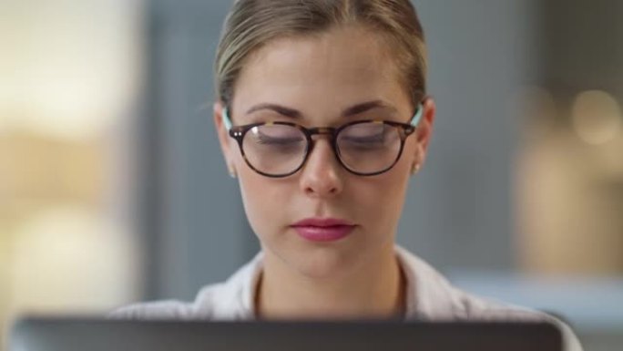 一位自由职业女性在家里或办公室工作时使用笔记本电脑并思考。专注的年轻企业家在远程工作期间在线使用计算
