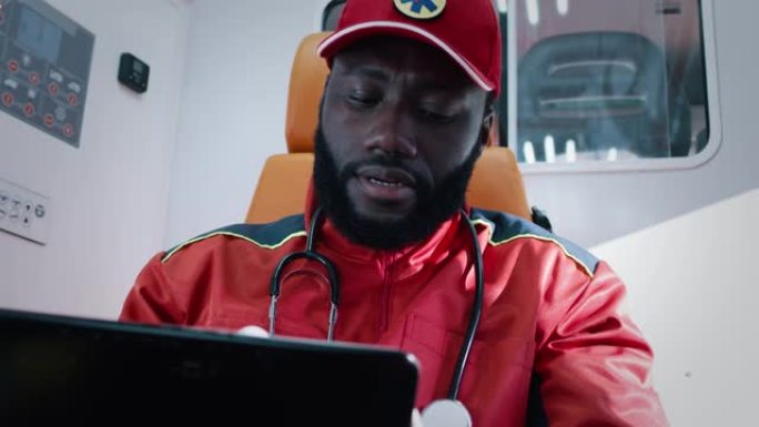 黑人护理人员使用平板电脑和说话