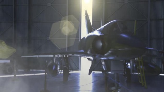 机库中展示的喷气式战斗轰炸机。