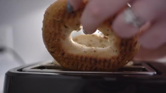 烤面包机中的百吉饼