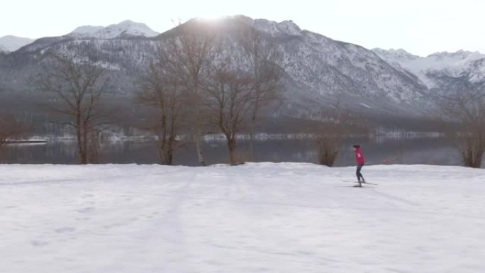 空中: 一名女子在风景如画的滑雪胜地训练北欧滑雪的无人机拍摄