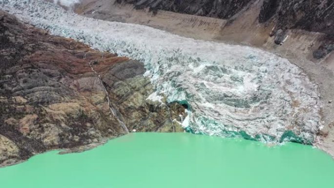 冰川从山顶涌入绿色的高山湖泊