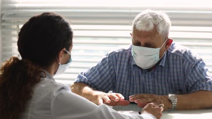 80年代老爷爷戴着面膜在诊所看望医生。