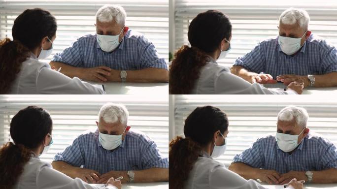 80年代老爷爷戴着面膜在诊所看望医生。