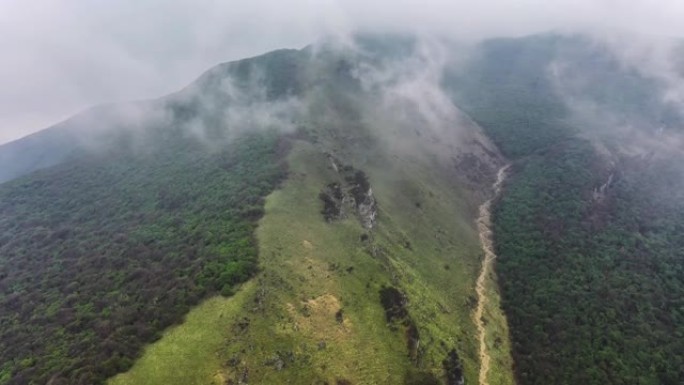 中国四川的九顶山绿水青山大山云海生态山脉