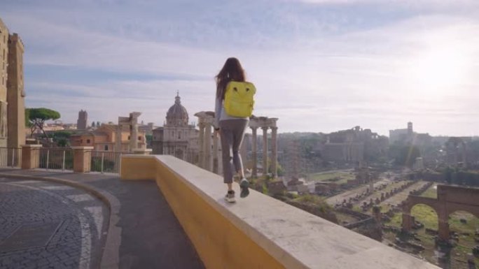 旅行者的幸福妇女步行参观意大利著名地标，而早晨在意大利罗马大教堂的背景下张开双臂。具有多样性概念的体