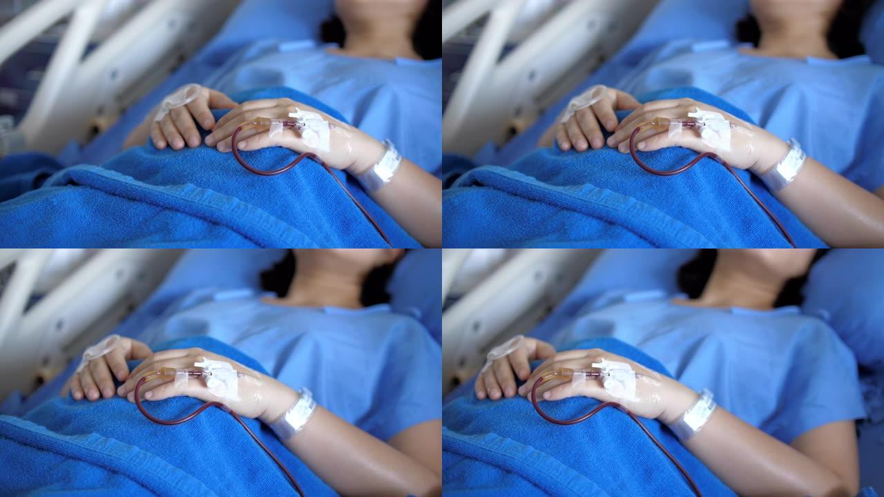 女性患者手术后在医院康复
