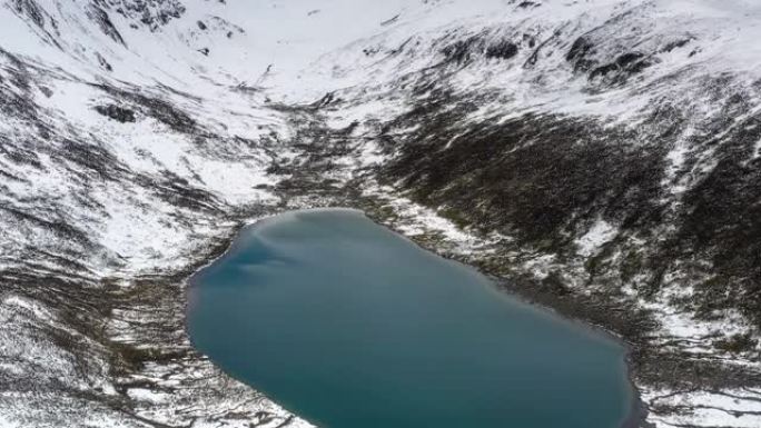 雪山峡谷中隐藏着一个湖