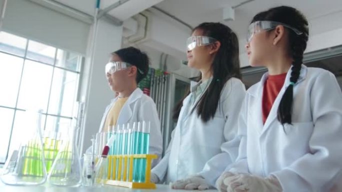 小学生听力老师在学校的实验STEM教育课上教授科学。