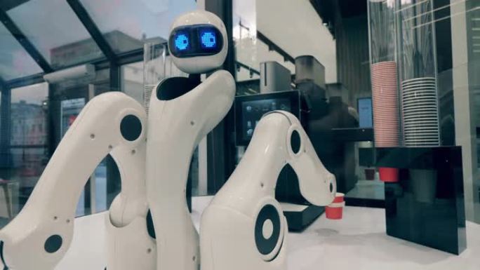 未来派机器人，创新科技理念。Droid正在拿一个纸杯，然后将其移到咖啡机中